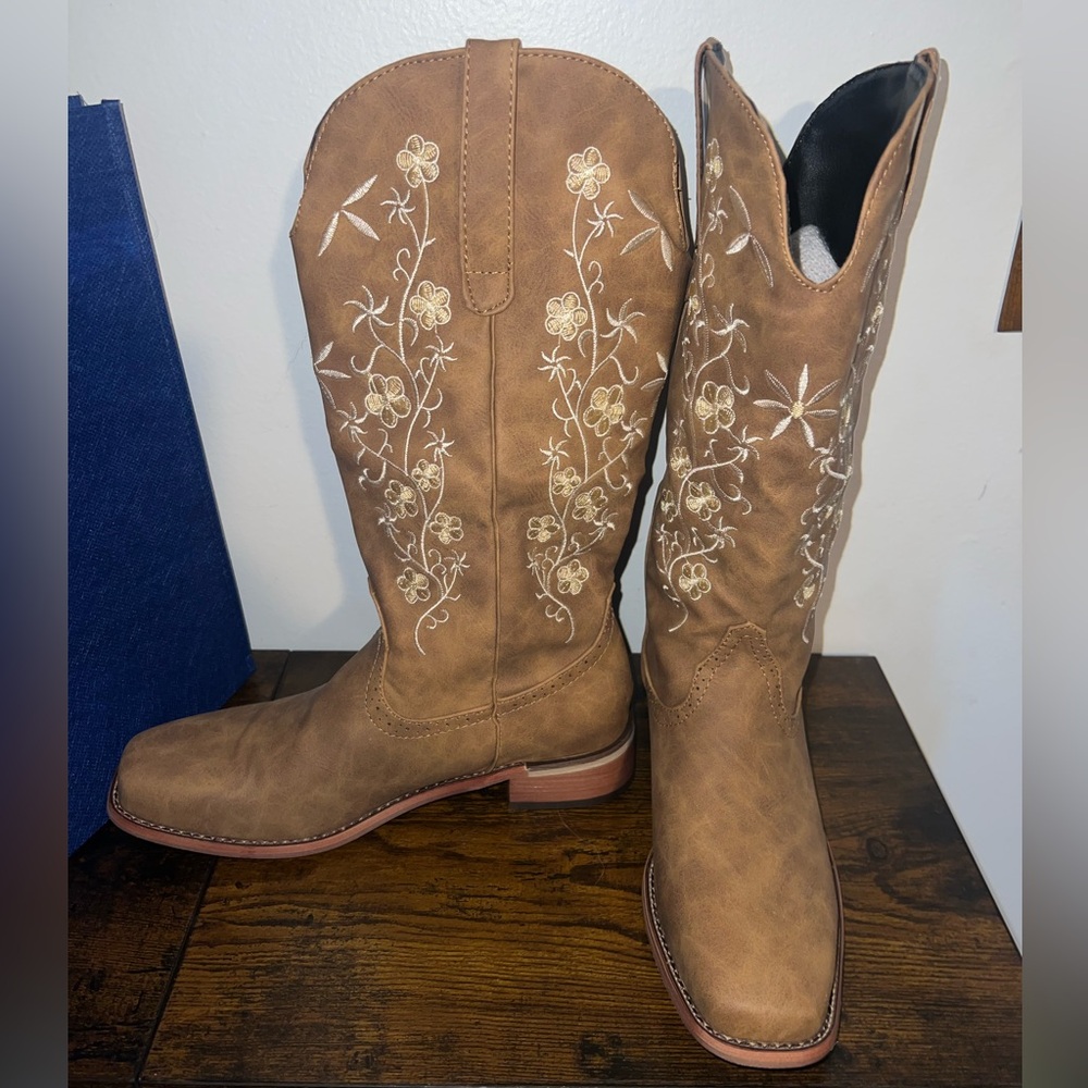 New! Cowgirl boots with floral detail